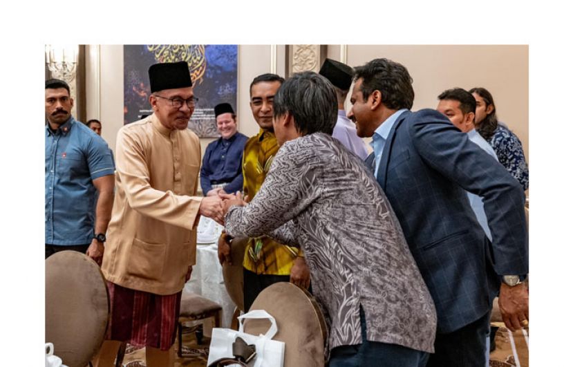 首相安华出席与媒体人员的开斋晚宴。