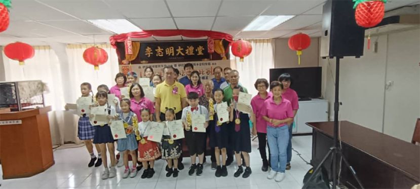 获奖同学与颁奖嘉宾哥打圣淘沙区议员叶耀星合照。