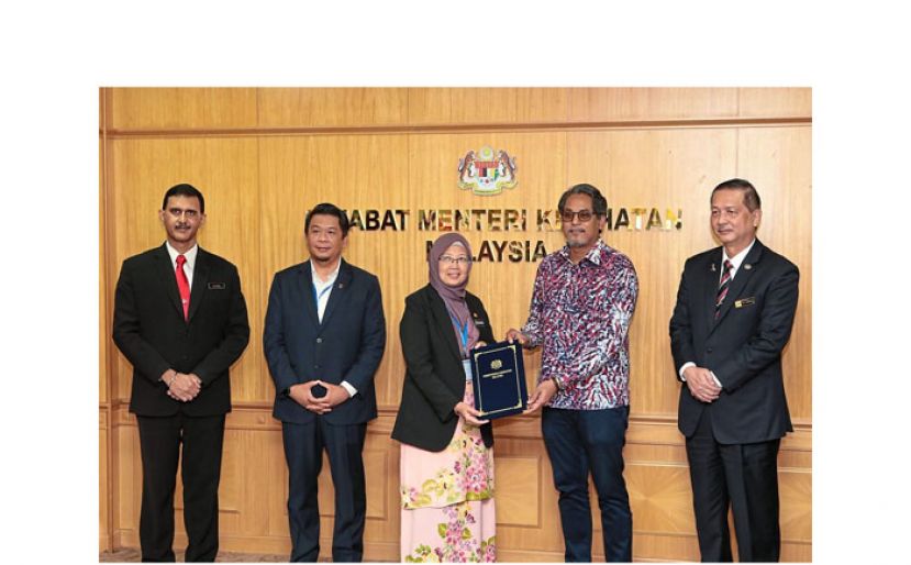 前卫生部长凯里(右)移交职权予新任卫长扎丽哈(中)。