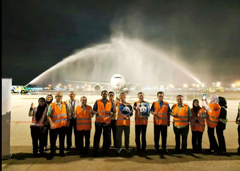 旅马大熊猫“辰星”和“晓月”抵达大马