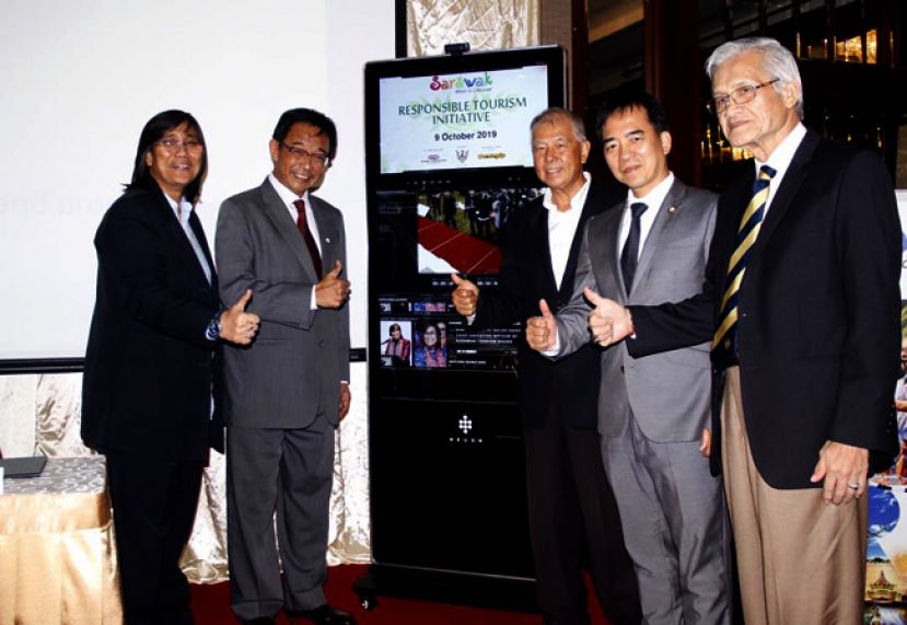 砂旅游、艺术及文化部长拿督阿都卡林（左二）推展酒店废物管理计划，右三为助理部长拿督陈超耀。