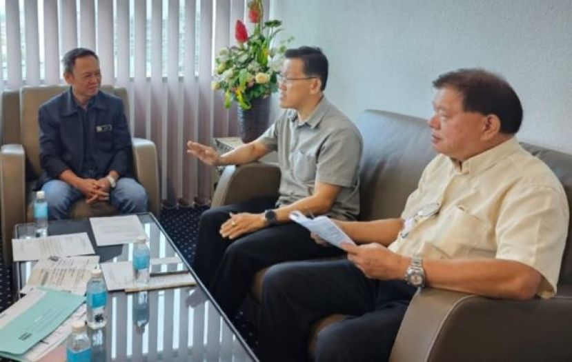 薛华东（右2）礼貌拜会社险砂局长陈邦正了解自雇人士90%优惠计划，右为陈中兴。