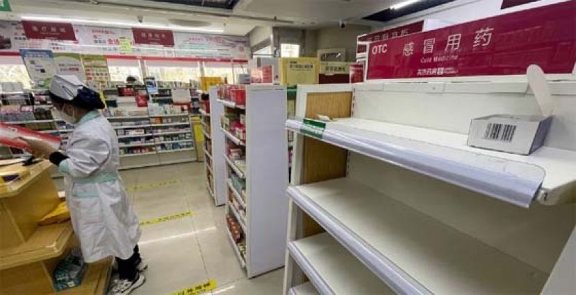 北京一家药店的感冒药货架空空如也。