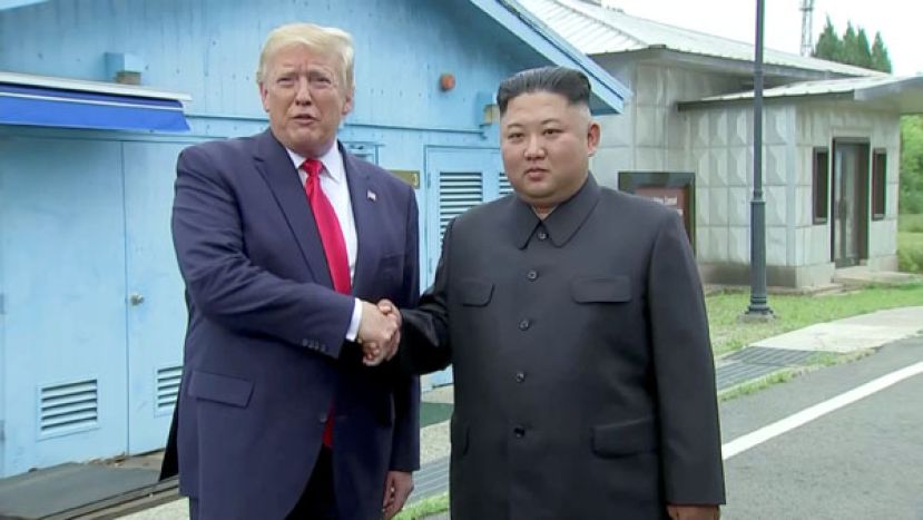 美国总统特朗普与朝鲜领导人金正恩2019年在朝韩非军事区会面。