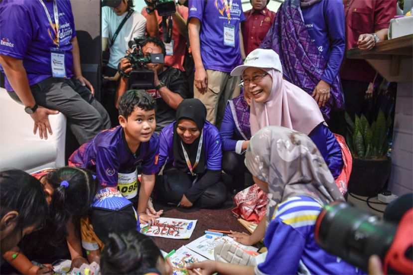 拿督斯里旺阿兹莎在2024年马来西亚家庭月活动上，和出席活动的小孩同乐。