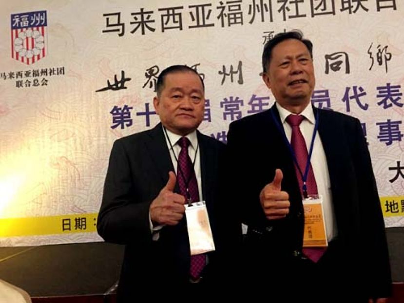 在新届理事会阵容维持原班人马后，蝉联总会长的吴换炎(右)与执行会长的拿督斯里刘为强太平局绅刘为强合影。