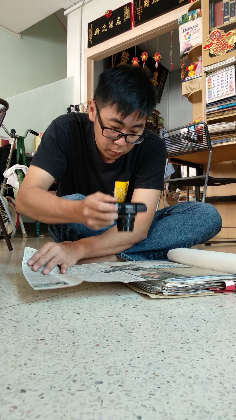 &ldquo;心向太阳戏剧工作坊&rdquo;创办人沈国明在全国各地搜集话剧史料。