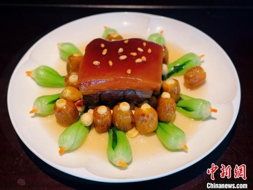 蜜汁火方的制作带着苏州人的精雕细琢。整道菜甜上头、咸收口，回味悠长。