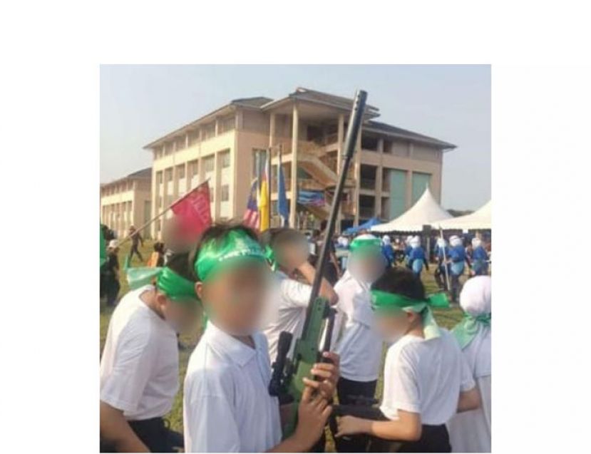 社媒广传，某校举办巴勒斯坦团结周，有学童头戴头巾，手拿玩具枪的画面。