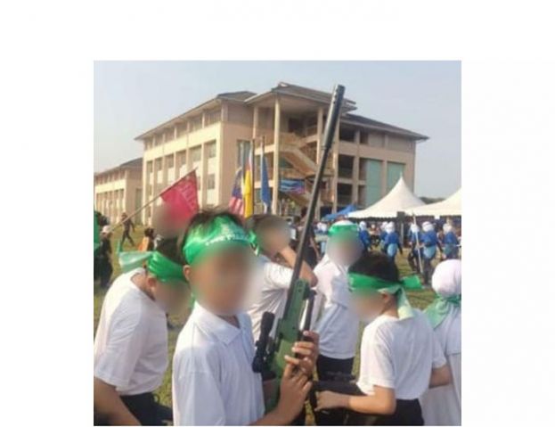 社媒广传，某校举办巴勒斯坦团结周，有学童头戴头巾，手拿玩具枪的画面。