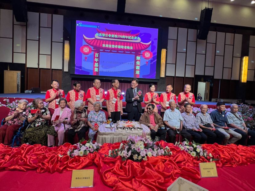 筹委会主席锺金花（左4）与古晋广惠肇公会主席梁柏就（右3）赠送纪念品给砂交通部长拿督斯里李景胜代表巴达旺市议会主席陈开，左为大会副主席林宗利、监察主任拿督赵慈佑和秘书长甲必丹周运华，右起为大会副主席高伟及张锦兴。