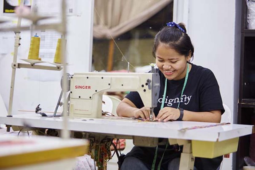 安娜(Anna)通过 Sew X dignity 磨练出足以维持生计的缝纫技巧。