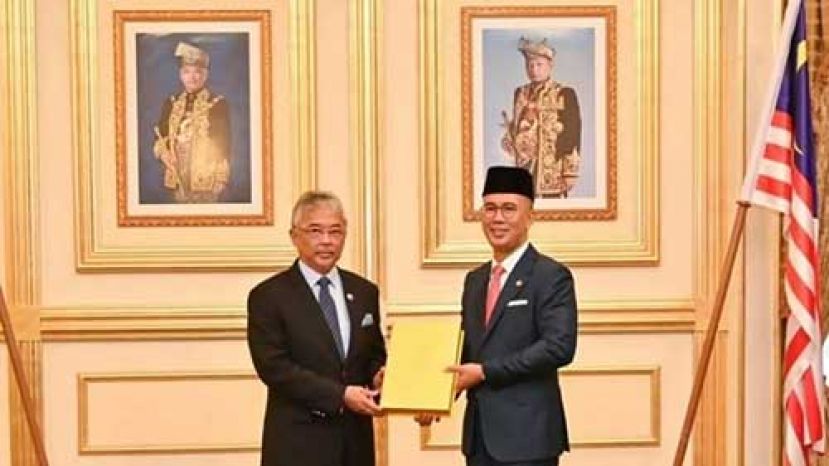 ●东姑扎夫鲁(右)提交经济与财政展望报告书予国家元首苏丹阿都拉陛下(左)。