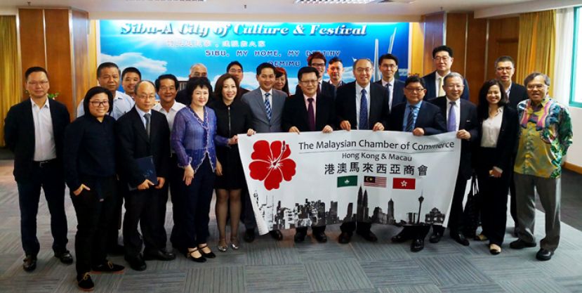 港澳马来西亚商会首次到访砂拉越，首站拜访诗巫市议会，在偌大的主席办公室留影。