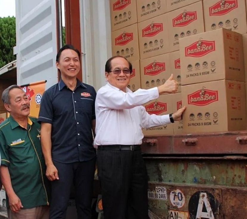  砂副首长拿督阿玛道格拉斯(右)为香蕉片出口主持推展礼。(中)为MyBanabee公司总裁涂踬愍和助理部长拿督罗伦莎嘉。