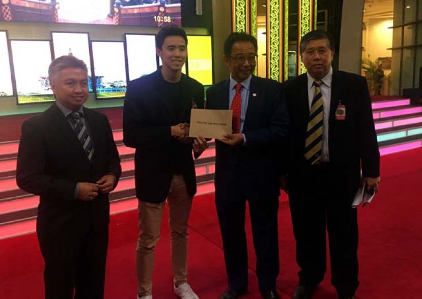 砂旅游、艺术、文化、青年 及体育部长拿督阿都卡林（右二）今日移交津贴予大马泳坛&ldquo;花美男&rdquo;沈威胜（左二）。