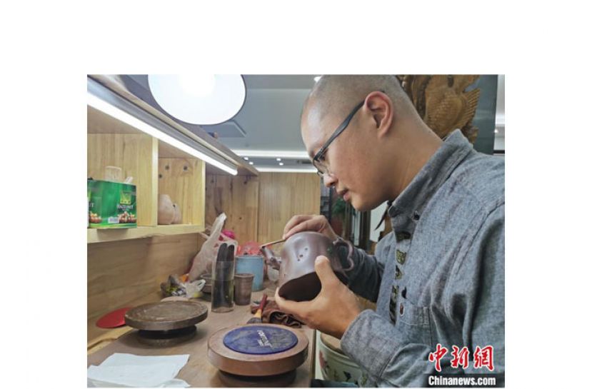 林灿煌正在制作紫砂壶。