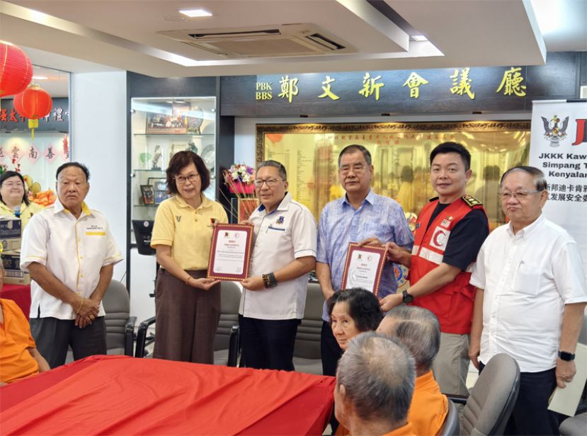 甲必丹陈楚燕（左二）颁发给拿督黄鸿圣市长、马来西亚红新月会实旦宾分会主席周金顺 （右二）颁发给砂云南善堂主席郑文新。