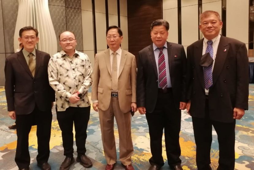 砂医总会长江宗兴（右2）及中医义诊筹委主席陈中兴（右1）向天猛公拿督刘利民（中）及甲必丹拿督刘思乐作10月初古晋两场义诊筹备简报；左1为义诊顾问薛华东。