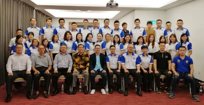 砂首长署政治秘书程明智（前排左五）为青运砂拉越分会大会主持开幕礼后与出席者合影。