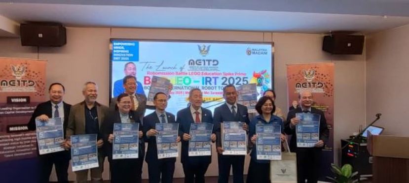 出席2025年婆罗洲国际机器人锦标赛推展礼的嘉宾一同展示海报时影。