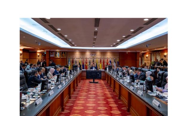 首相安华（中）主持第12大马计划中期报告特别会议。