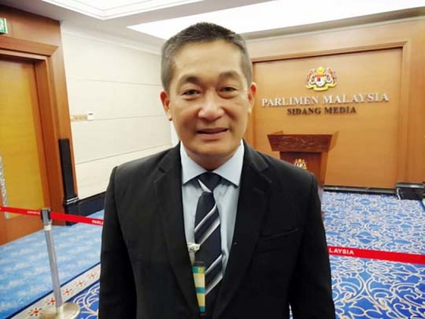 砂人民公正党巴都林当区州立法议员施志豪指出，砂政党联盟选择不支持砂拉越&ldquo;弃州复邦&rdquo;的修宪心愿，也暴露出砂政党联盟欲与国阵巫统、伊斯兰党进行3方政治结合的隐议程。