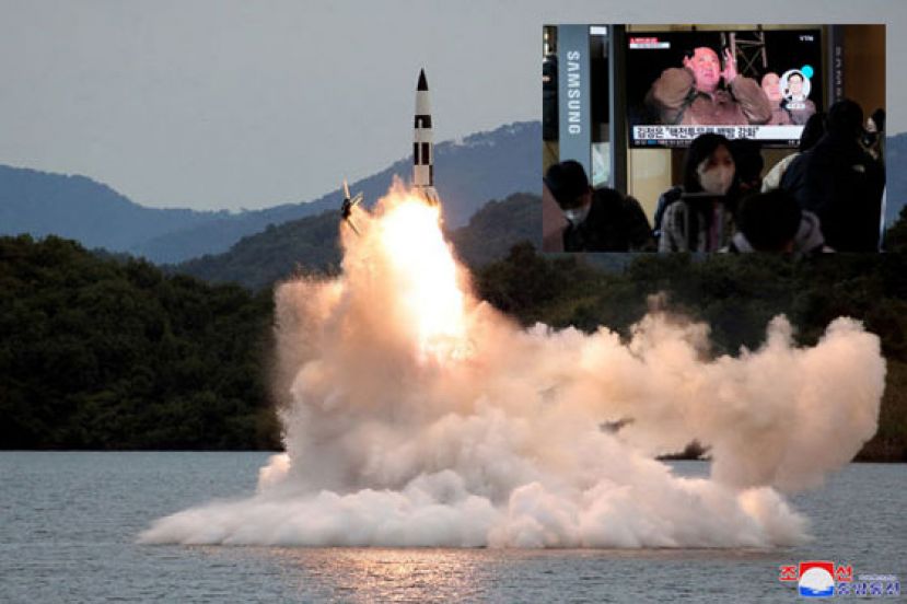 朝鲜从平安北道泰川郡的水库底下发射导弹，恐使韩国拦截系统更难捉摸朝鲜导弹动态。小图为金正恩携李雪主共同视察导弹试射，两人捂起耳朵的模样凸显出飞弹威力惊人。