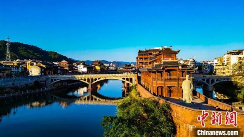 长汀一江两岸风光迷人，给人留下安静、古朴、与世无争的古城印象。