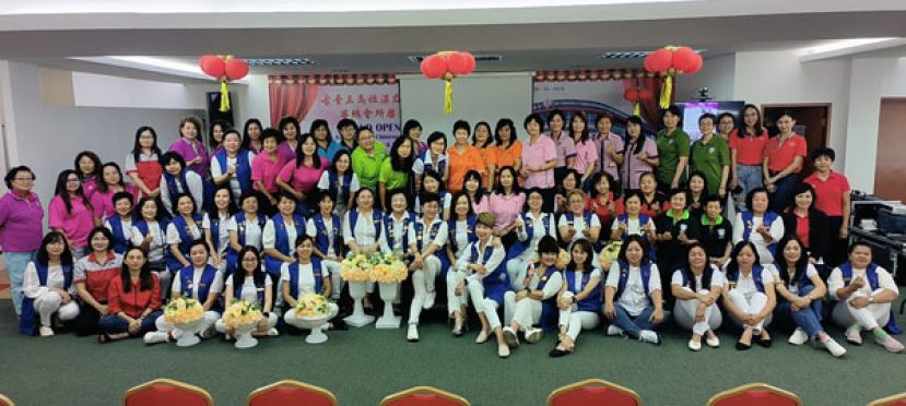 召开妇女组会员大会后，全体出席者大合影。