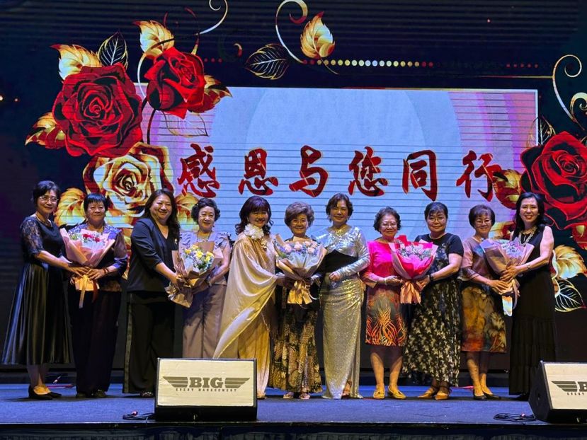 献花予杰出女性仪式进行时摄。分别由晋汉连省华总妇女组主任张慧娇（右5）和筹委会主席田美丽（左5）赠送予拿督李玉凤（左6）；第四副主任关峰仙（左3）赠送予刘秋英（左4）；第一副主任林春煌（右3）赠送予拿汀钱秀芳（右4）；第三副主任钟金花（左1）赠送予李碧贞（左2）；第二副主任符爱新（右1）赠送予甲必丹沈美金（右2）。