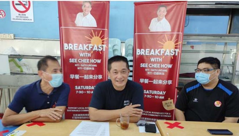 施志豪(中)在别助理浓邦孙泰(左)和莫惠中(右)陪同下发表谈话。