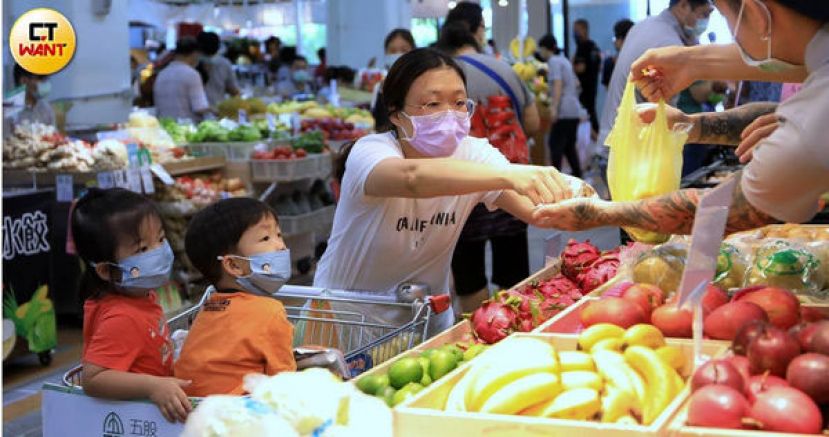 家长可让孩子从小多吃水果，也可利用水果切片制作饮料，以满足孩子对甜食的欲望。