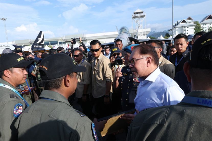 首相伉俪参观浮罗交怡国际海空展 见证签署谅解备忘录