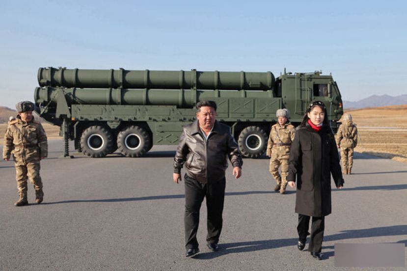 金正恩带着女儿前往位於平壤北侧一带，视察并指导600mm大口径放射炮试射。