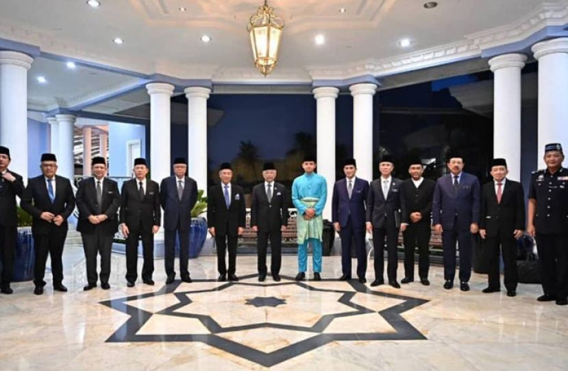 国家元首苏丹阿都拉与众部长合影。
