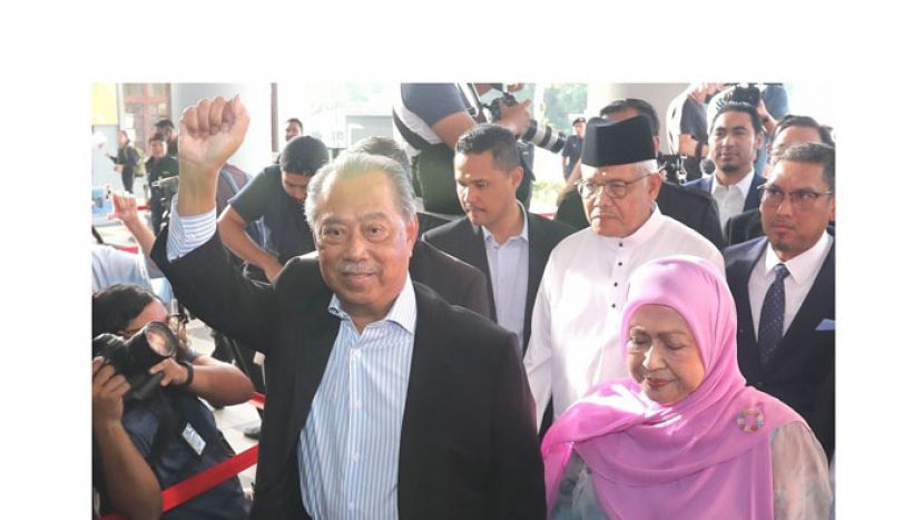 丹斯里慕尤丁在一众国盟领袖陪同下，抵达吉隆坡法庭。