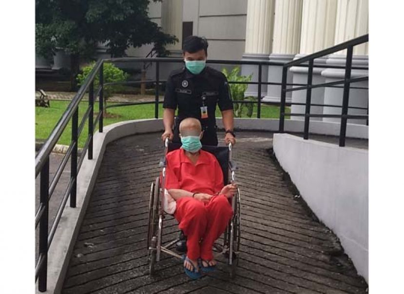 患上肺癌行动不便的老汉坐轮椅出庭。