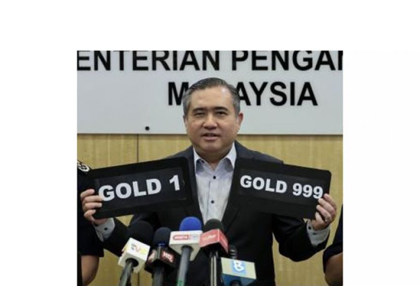 陆兆福展示&ldquo;GOLD&rdquo;字样的金禧系列车牌。