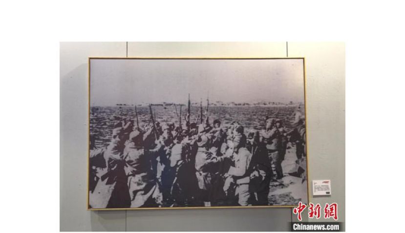 张崇岫拍摄的志愿军与朝鲜人民军在长津湖胜利会师照片。