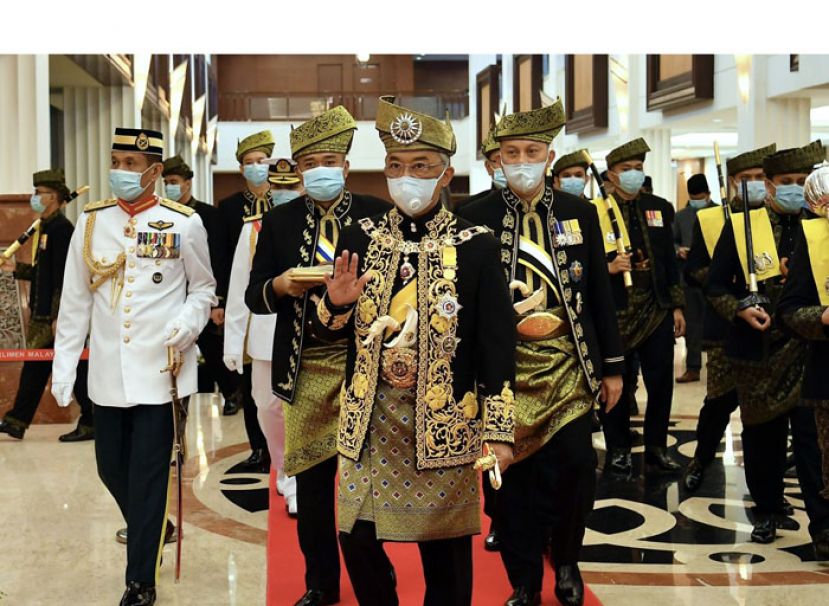 国家元首苏丹阿都拉陛下在随从护送下抵达国会大厦。