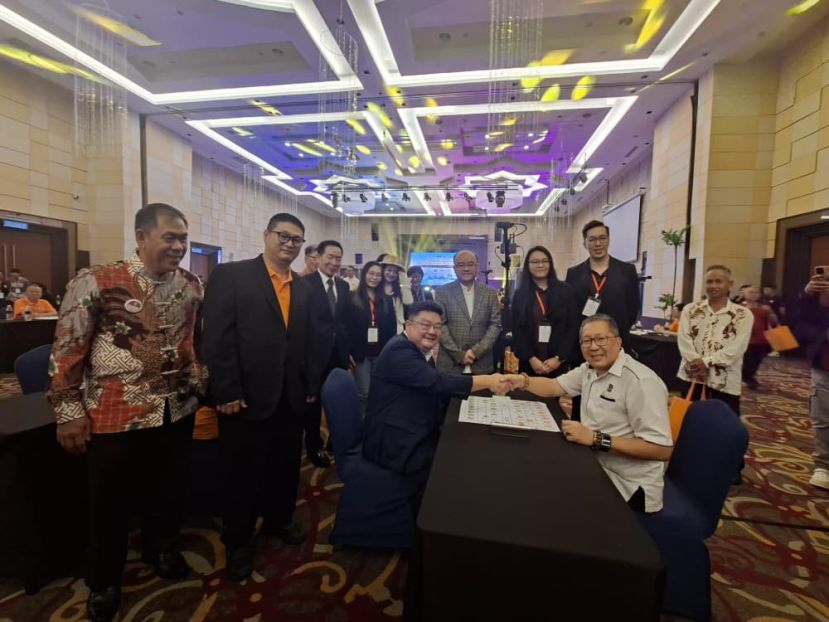 古晋南市市长拿督黄鸿圣(右)和砂拉越会议局BE Sarawak 产能与数字化总经理孙金成切磋棋艺时影。