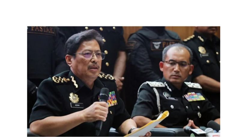 反贪会首席专员阿占巴基(左)与移民局总监凯鲁再米联合召开记者会。