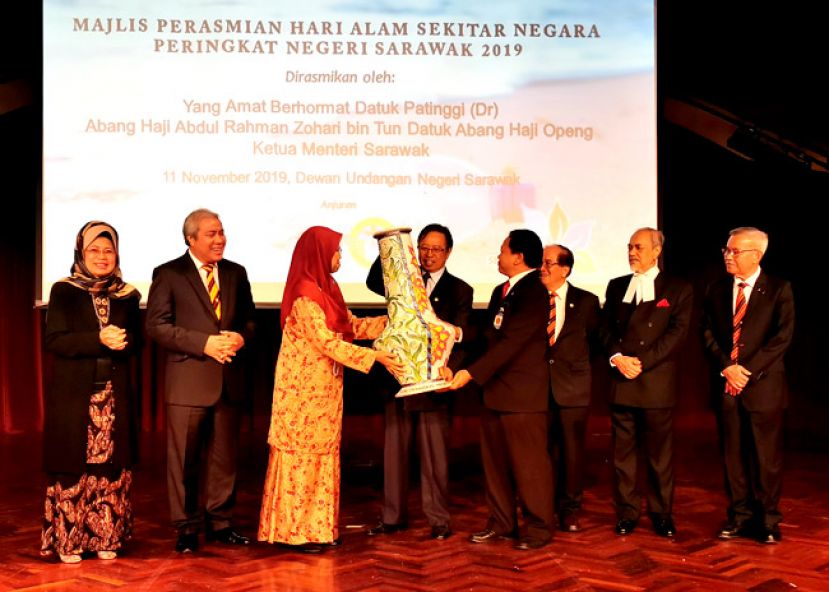 砂拉越环境局局长诺琳（左三）赠送以旧报纸制作的巨型花瓶予阿邦佐哈里（右五）。