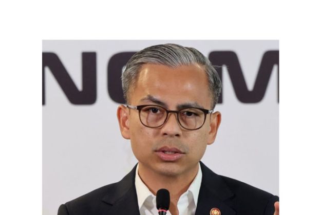 通讯部长法米。