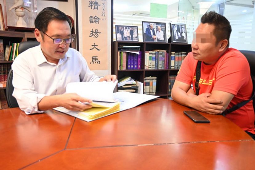 追讨失款1年多仍杳无音讯，事主昨日再次寻求实旦宾区国会议员兼浮罗岸区州议员张健仁（左）的协助，以代为入禀法庭捍卫权益，向银行索回被盗走的存款。