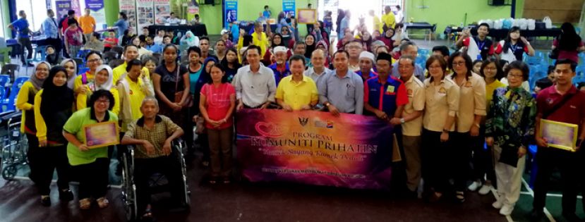 砂地方政府与房屋部长拿督沈桂贤与石角廉价房屋区居民合影。