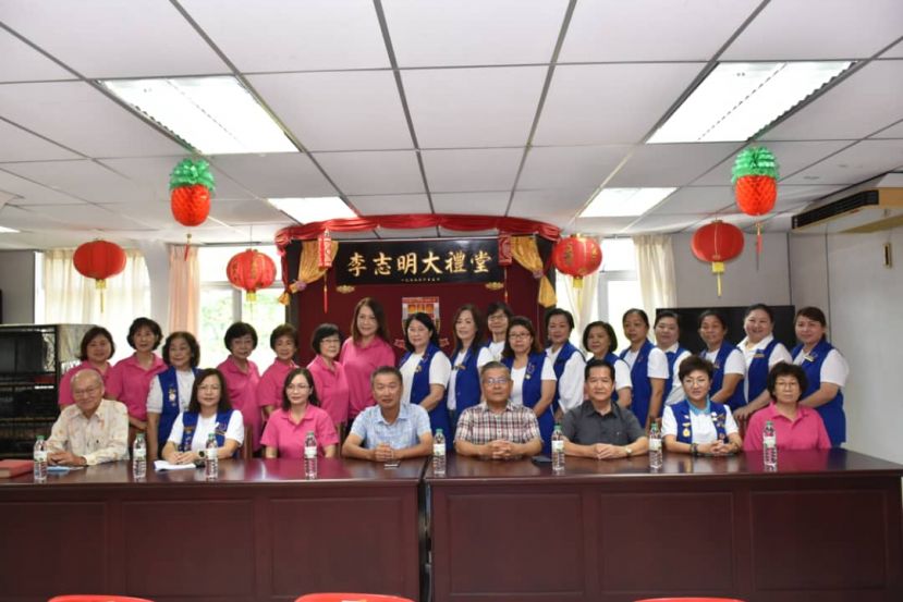 众人在河婆文化与美食分享交流会上合影。前排左起为顾问李福安、晋汉连省华总妇女组主任张慧娇、砂拉越河婆同乡会妇女组主任张玲玲、名誉会长张添堡、会长拿督蔡庆忠博士、第一副会长本曼查李祥禾、晋汉连省华总妇女组副主任郑莉薲及砂拉越河婆同乡会妇女组署理主任李秀枝。