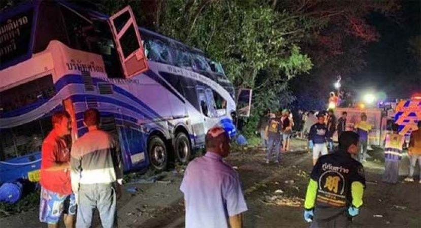 疑司机睡眠不足惹祸，泰巴士撞树至少14死。