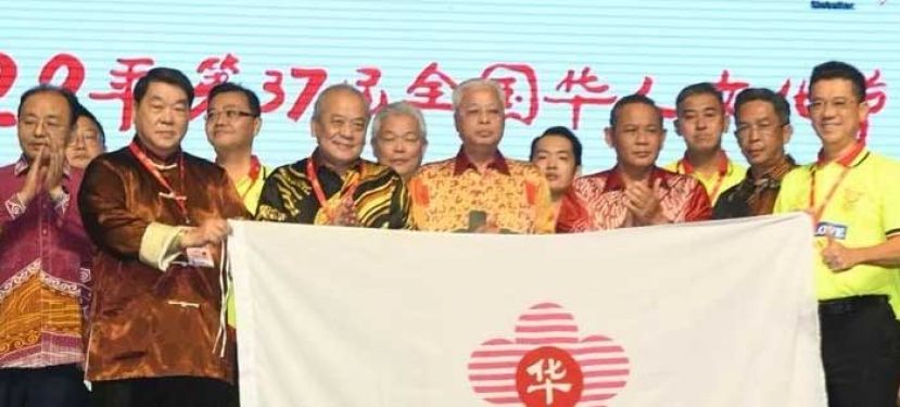 ●华总秘书拿督黄益隆（左3）移交文化节旗帜予沙巴华堂接领。由吴添泉（左4起）、依斯迈沙比里、阿米努丁及嘉拉鲁丁见证。